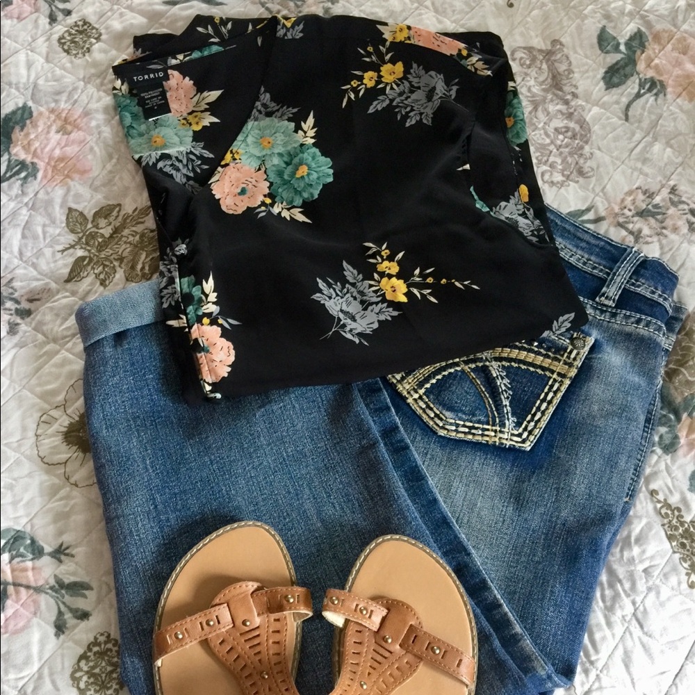 Dark Grey Floral torrid Blouse 👚